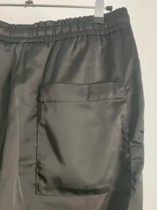 Pantalón Zara amplio satinado negro