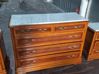 Cómoda con espejo y 2 mesitas de noche