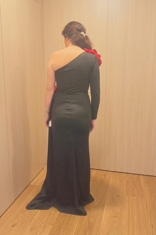 Vestido fiesta negro con rosas rojas