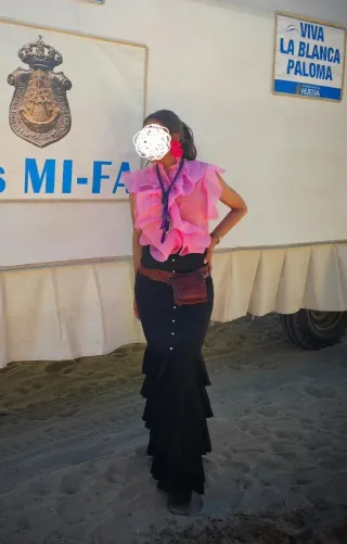 Conjunto Flamenco Falda Negra y Blusa Rosa