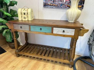 Consola de madera con cajones multicolores