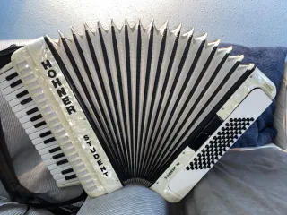 Fisarmonica Hohner Student 72 Bassi