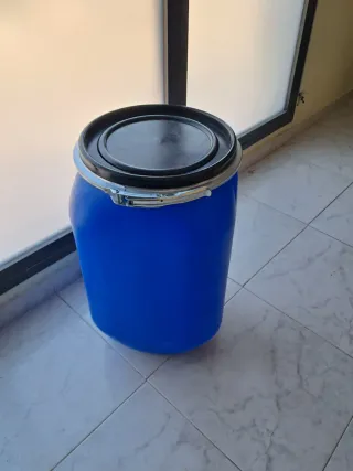 Bidones azules varias unidades. 30 y 60 l.
