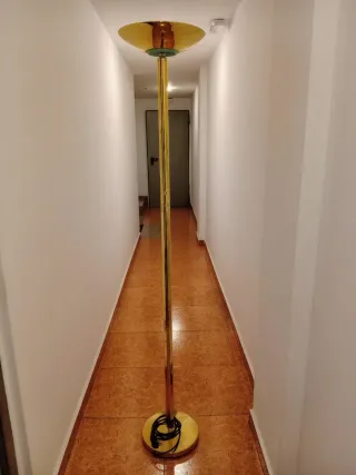 Lámpara de pie halógena dorada