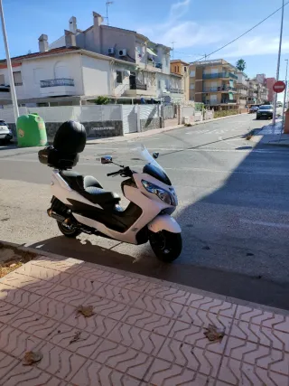 Suzuki Burgman 400 2013 Blanca( apta carnet A2)