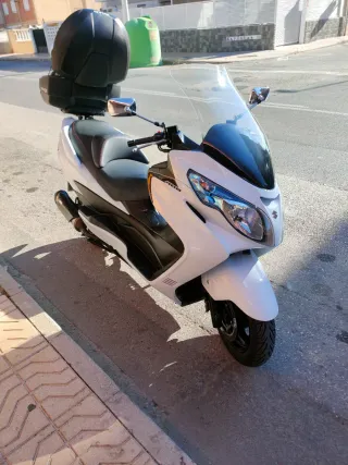 Suzuki Burgman 400 2013 Blanca( apta carnet A2)