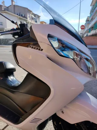 Suzuki Burgman 400 2013 Blanca( apta carnet A2)