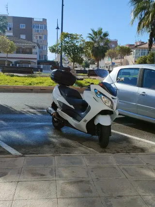 Suzuki Burgman 400 2013 Blanca( apta carnet A2)