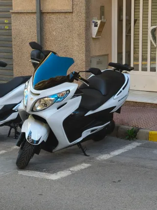 Suzuki Burgman 400 2013 Blanca( apta carnet A2)