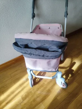Carrito de muñecas rosa y gris