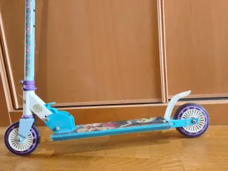 Patinete Frozen con ruedas