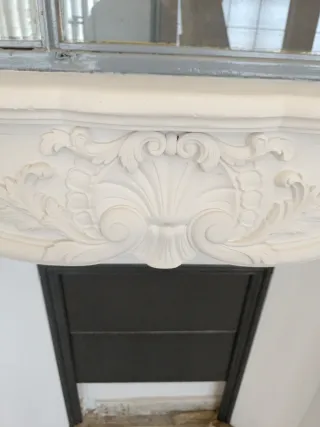 Chimenea de escayola blanca.