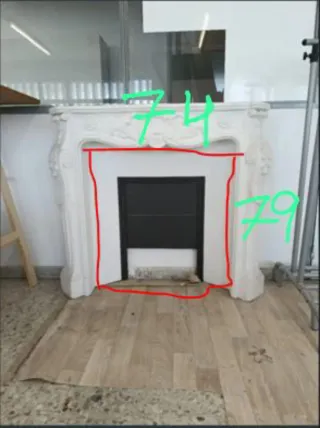 Chimenea de escayola blanca.