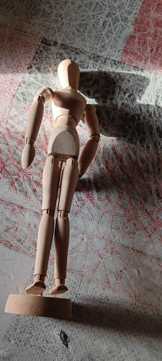 Muñeco de madera para modelar