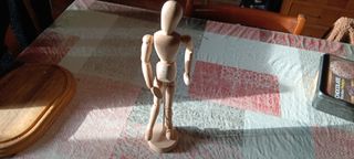 Muñeco de madera para modelar