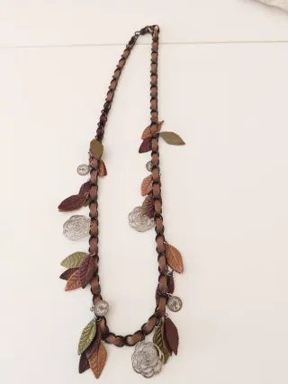 Collar cadena y pendientes con hojas y flores