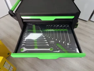 Carro de herramientas JBM negro y verde