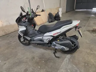 Aprilia 300 Maxi Scooter