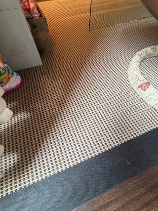 Alfombra textil beige y negra 2.10x3.70m