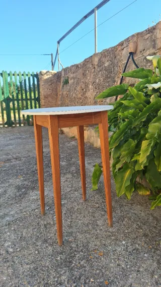 Mesa auxiliar int. O ext. patas largas  de madera