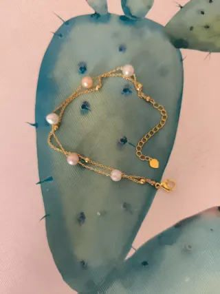 Pulsera dorada con perlas
