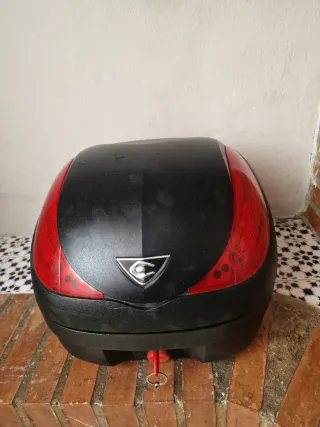 Baúl de moto negro con detalles rojos
