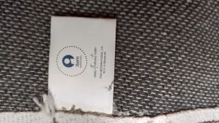 Alfombra de tela gris y blanca