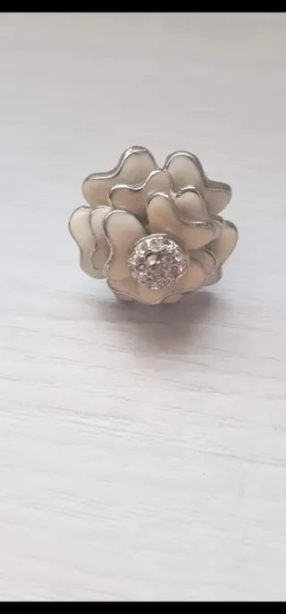 Anillo Flor Blanco y Plateado