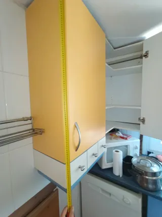Muebles de cocina madera azul y amarillo
