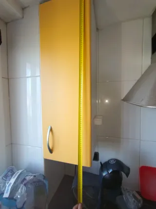 Muebles de cocina madera azul y amarillo