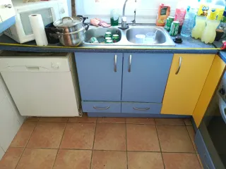 Muebles de cocina madera azul y amarillo