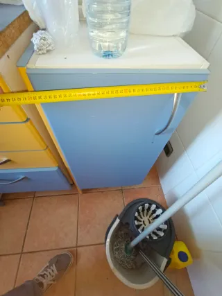 Muebles de cocina madera azul y amarillo