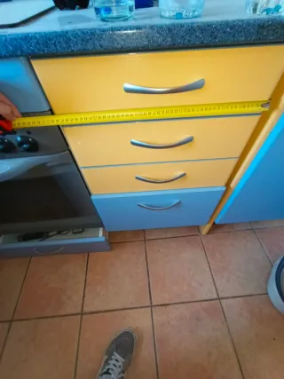 Muebles de cocina madera azul y amarillo