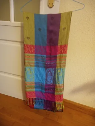 Pañuelo / Chal estampado multicolor.