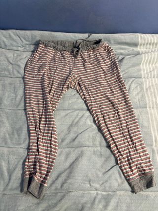 Pijama gris y rojo