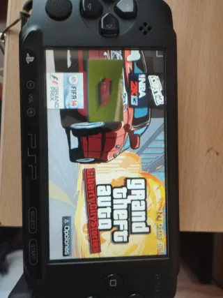 PSP Sony Negra con juegos y cargador