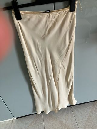 Falda satinada beige talla M
