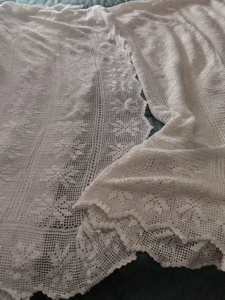 Due copriletti o tende in bianco all'uncinetto