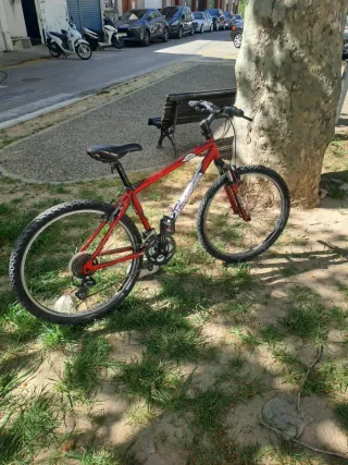 Bicicleta de montaña roja