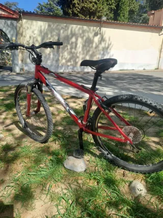 Bicicleta de montaña roja
