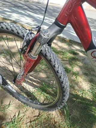 Bicicleta de montaña roja