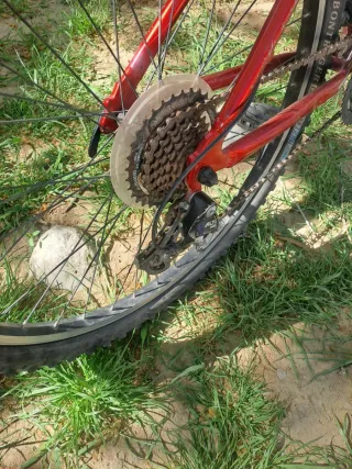 Bicicleta de montaña roja