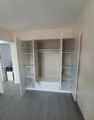 Armario y cómoda nuevos