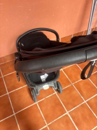 Carrito de bebé Bugaboo con funda protectora