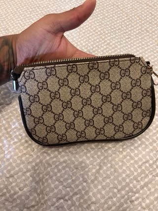 Bolso de mano Gucci beige y marrón. Sin correa.