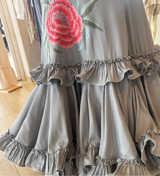 Vestido de flamenca gris con flores en tonos rojiz