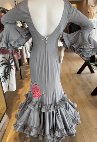 Vestido de flamenca gris con flores en tonos rojiz