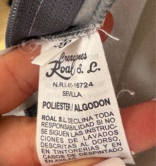 Vestido de flamenca gris con flores en tonos rojiz