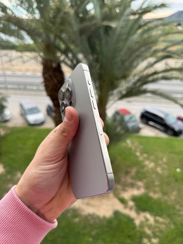 iPhone 15 Pro - Batteria 90%