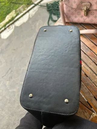 Borsa a spalla nera e rossa